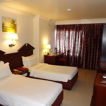 Westway Hotel Кожикоде Экстерьер фото
