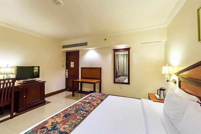 Westway Hotel Кожикоде Экстерьер фото