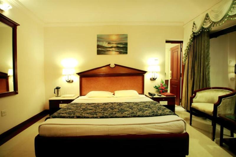 Westway Hotel Кожикоде Экстерьер фото