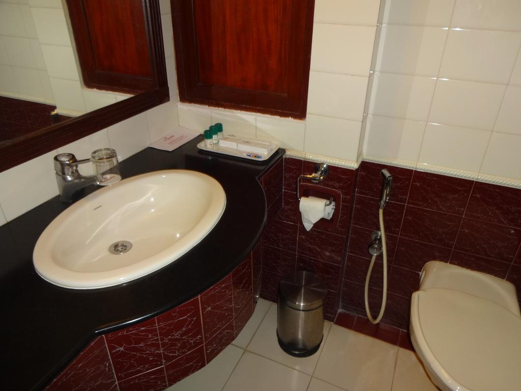 Westway Hotel Кожикоде Экстерьер фото