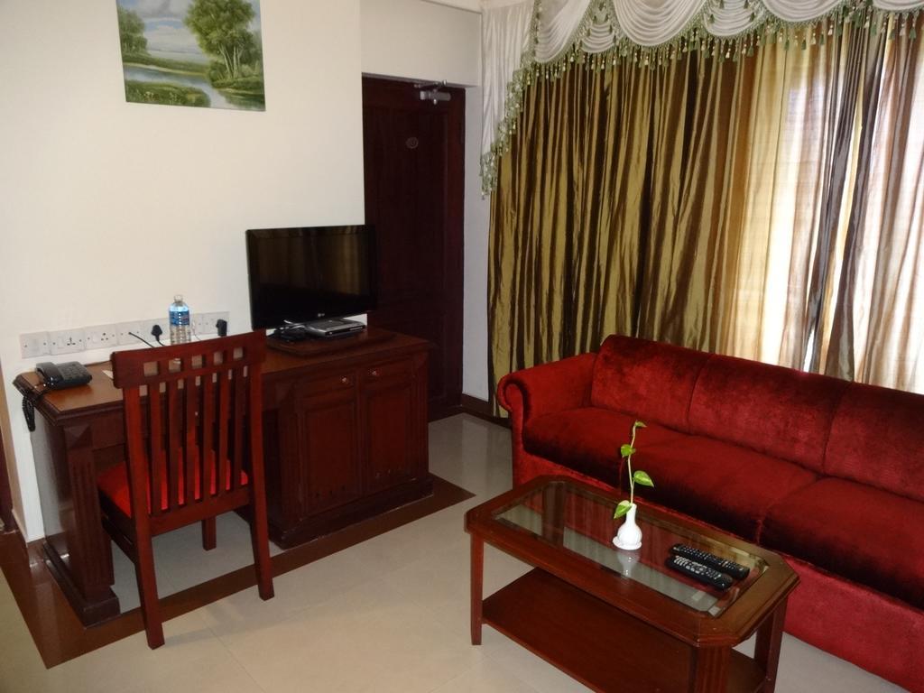 Westway Hotel Кожикоде Экстерьер фото