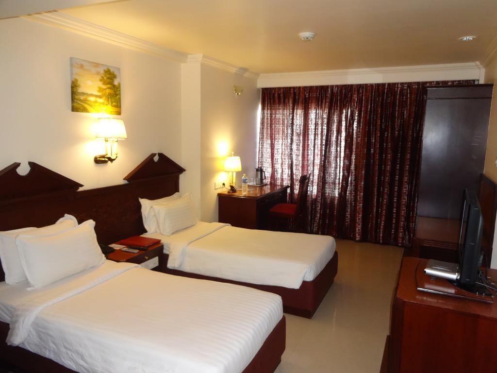 Westway Hotel Кожикоде Экстерьер фото