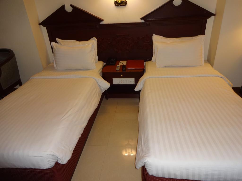 Westway Hotel Кожикоде Экстерьер фото
