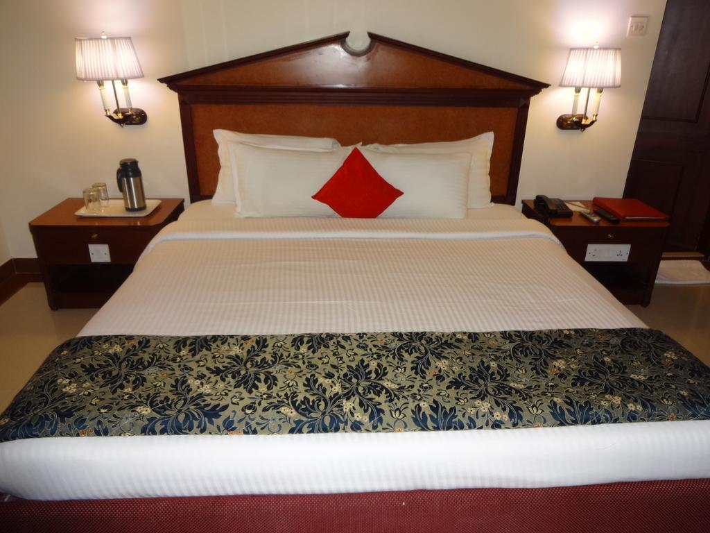 Westway Hotel Кожикоде Экстерьер фото