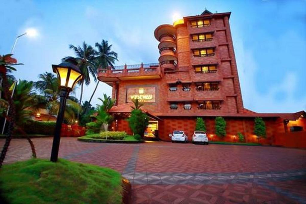 Westway Hotel Кожикоде Экстерьер фото