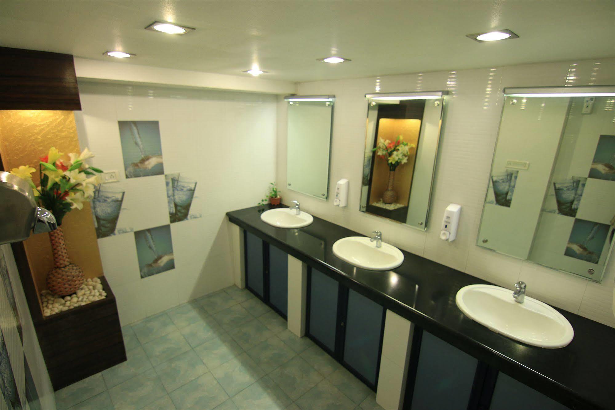 Westway Hotel Кожикоде Экстерьер фото