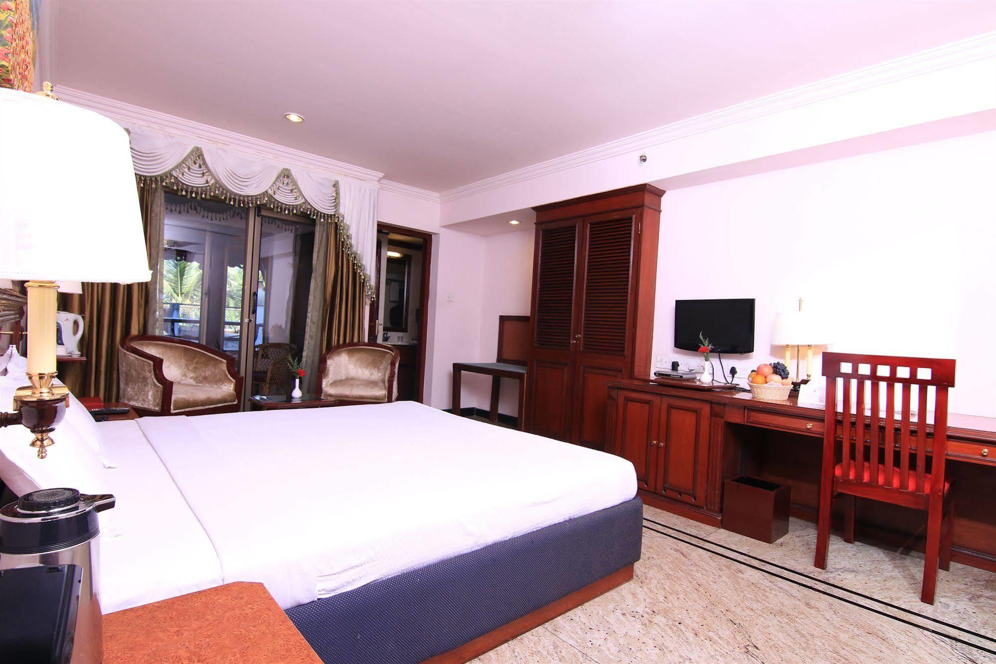 Westway Hotel Кожикоде Экстерьер фото