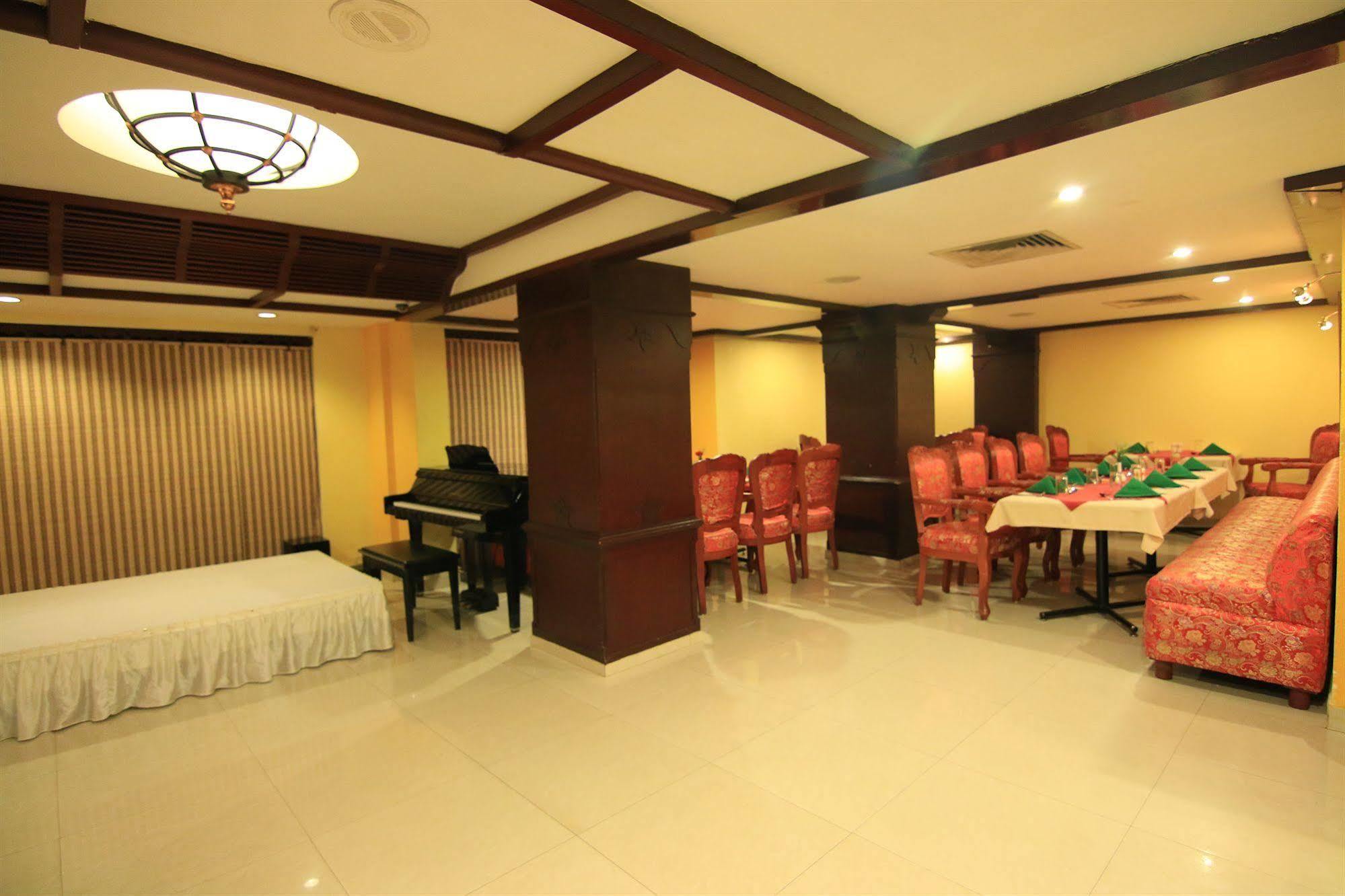Westway Hotel Кожикоде Экстерьер фото