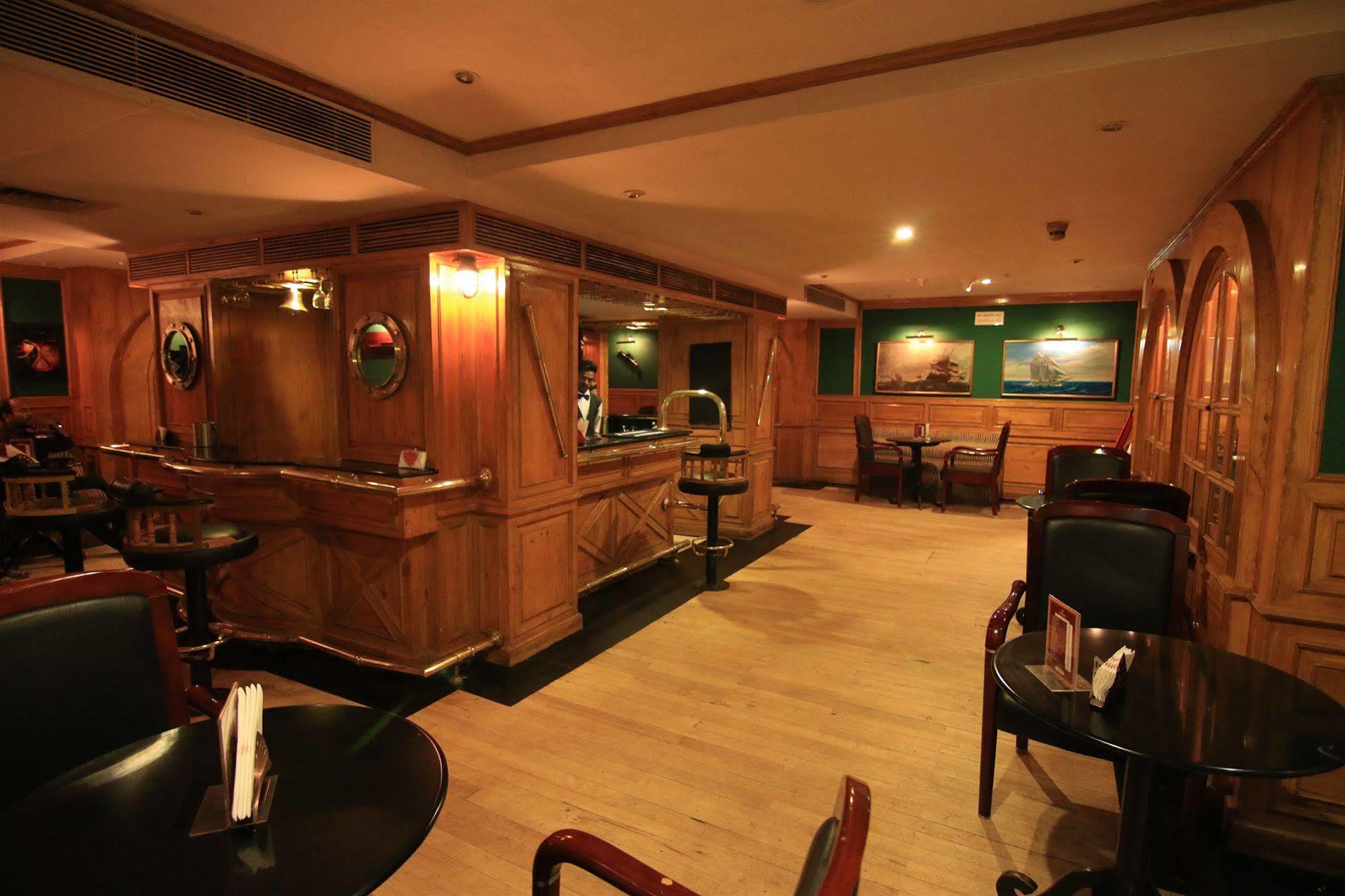 Westway Hotel Кожикоде Экстерьер фото
