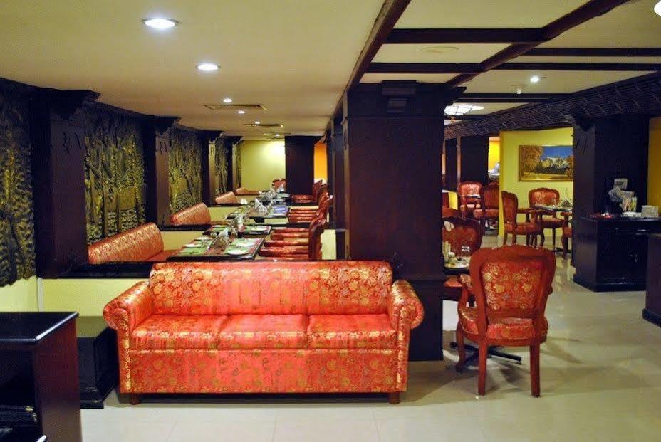 Westway Hotel Кожикоде Экстерьер фото