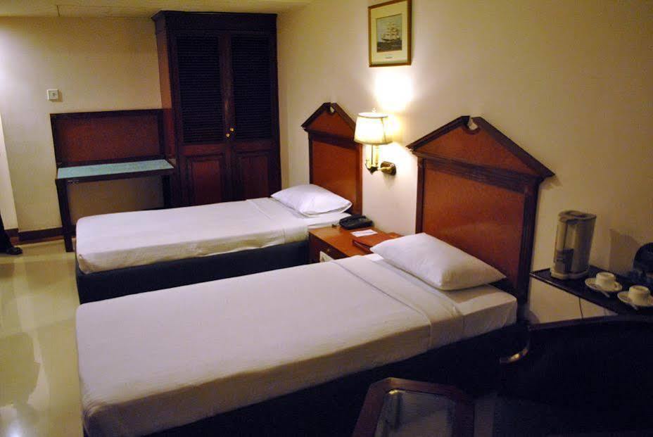 Westway Hotel Кожикоде Экстерьер фото