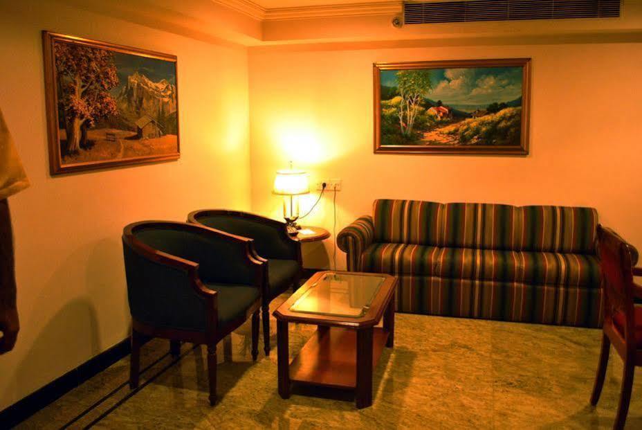Westway Hotel Кожикоде Экстерьер фото